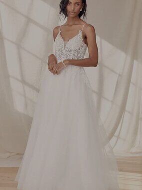 Lulus White Lace & Tulle Wedding Dress - Size 2 - Bridal Gown